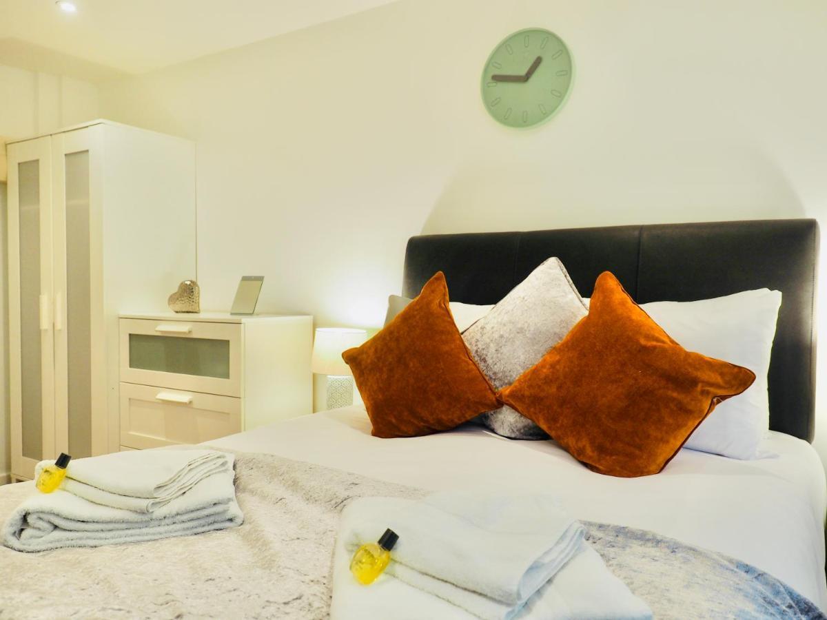 Private Parking Stylish Great Location Apartment Guildford Exterior photo
